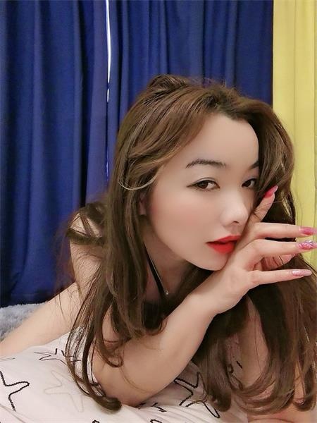 妹子服务好，下面没有毛，白虎，会夹，水多
