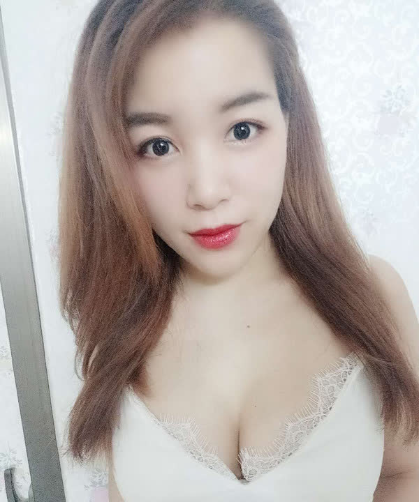 高颜大胸妹子，骚气逼人，极具诱惑