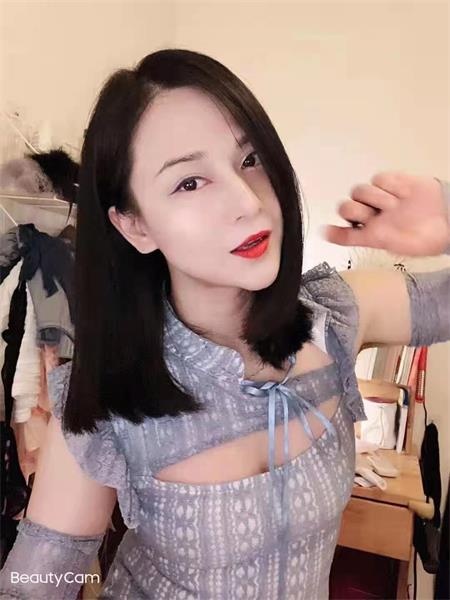 小姐姐气质佳，身材匀称，为人很热情