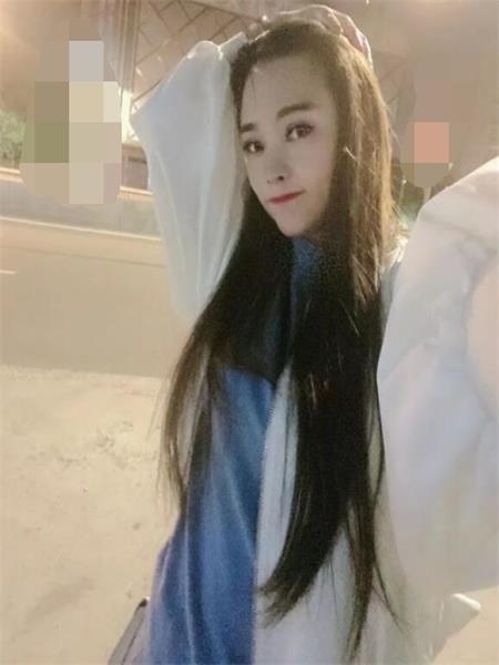 分享个五官精致，走成熟风的小嫩妹