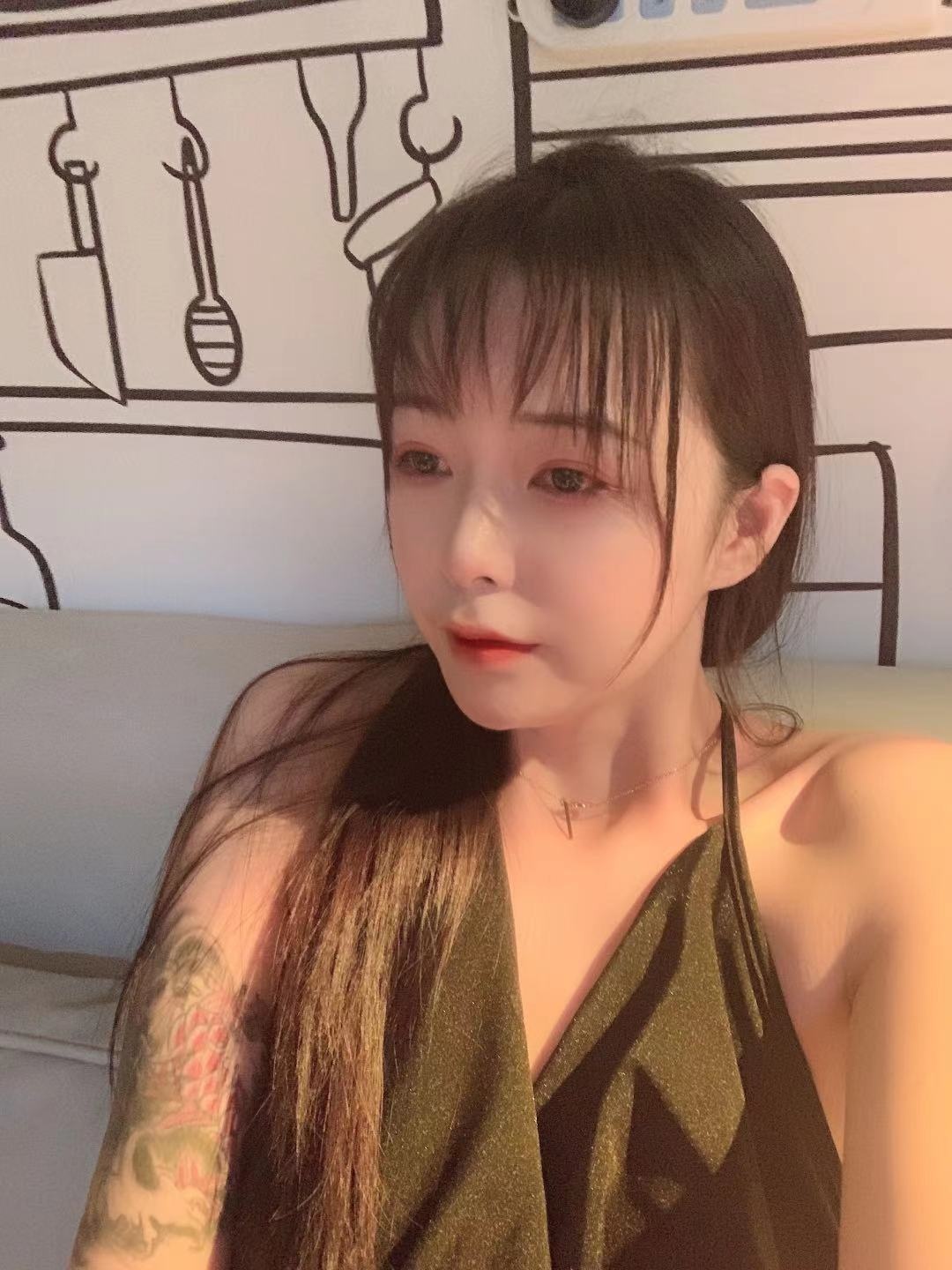 娇羞可爱的小妹子，高潮声听着真舒服