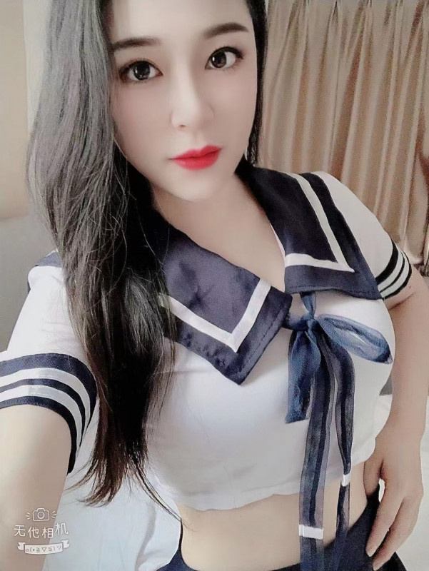 妹子挺配合的，车灯很大，摸上去软软的，值得回食