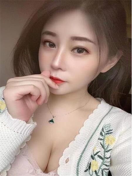 颜值不错的美腿妹子，还可以撕丝袜，刺激