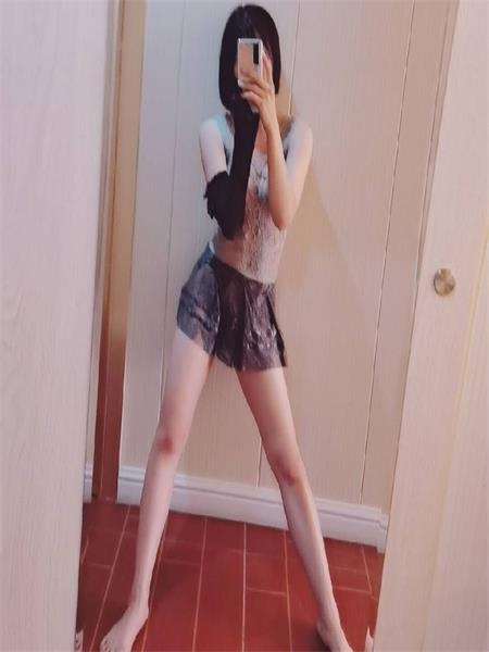 小姐姐肤白貌美，大长腿，一个字爽