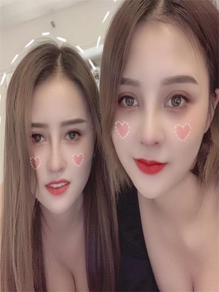 00后帝王双飞，配合挺默契，制服非常有情趣