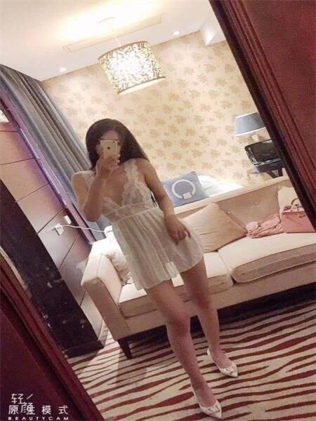 胸部挺拔的漂亮妹子，服务很值，很满意