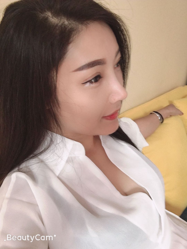 皮肤白皙，笑容甜美，会调情
