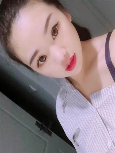 胸特别大的嫩妹，床上骚气
