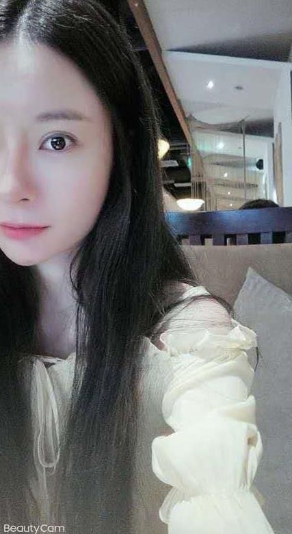 皮肤滑嫩的健谈小美女，身材苗条，穴紧多汁