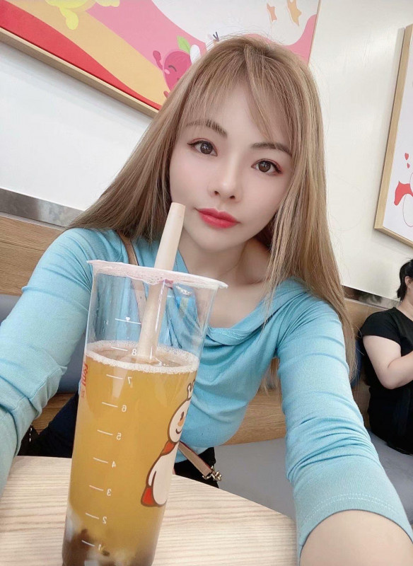 喜欢练瑜伽的妹子，柔韧性好，可解锁各种姿势