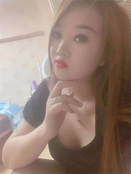 妹子很会玩，口活特别爽，特别周到