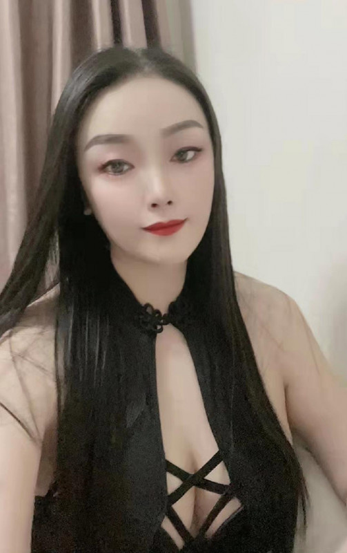 邻家御姐，前凸后翘，很有情调