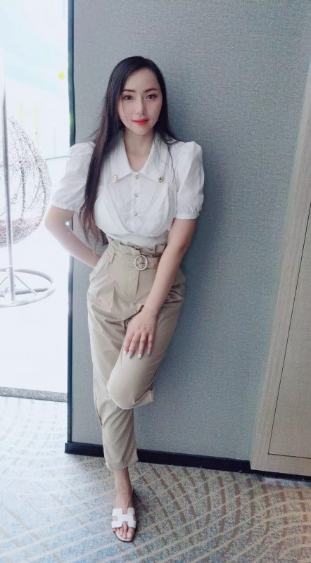 大奶妹子，小穴非常紧又会夹，水也多，真是个极品尤物