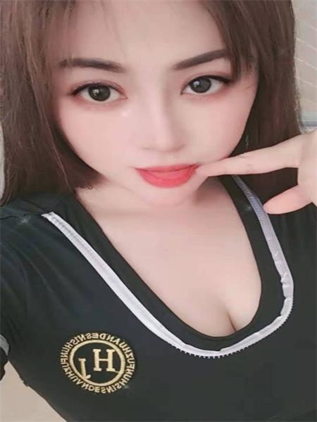 妹子是熟女，颜值还行，胸特别大