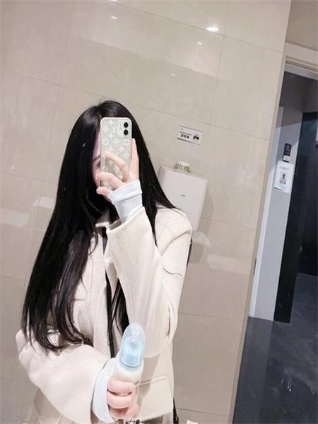 妹子颜值棒，胸也挺大，下面白虎