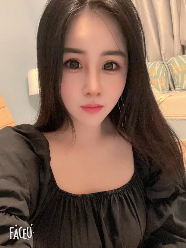 很骚很会玩，大长腿加各种丝袜搭配，三点敏感