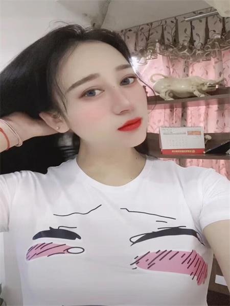服务达人，颜值不错，乃子有C