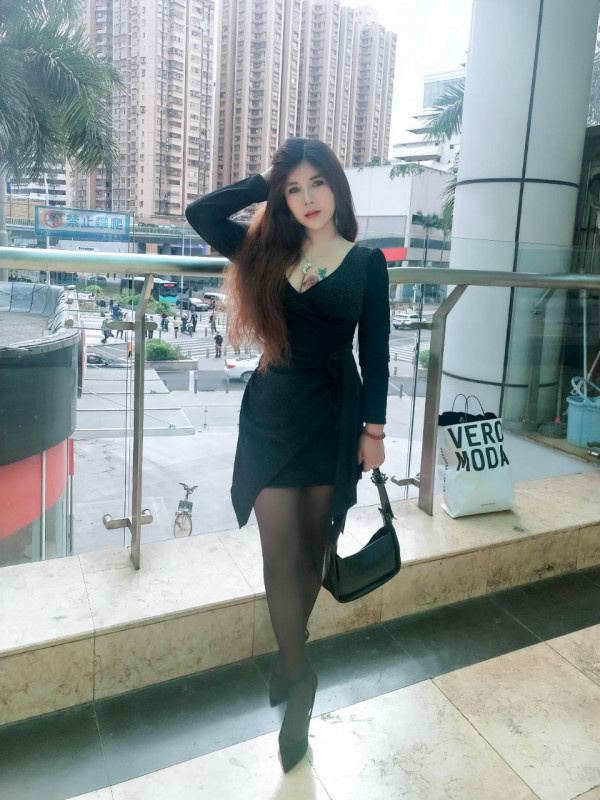 高挑美少妇，身材好，人很风骚，还主动