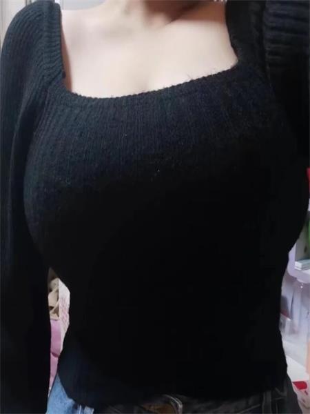 妹子胸特大，舌吻比较安逸，娇声妩媚