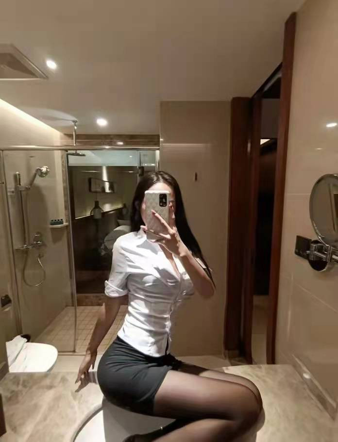 美女主动热情，身材匀称