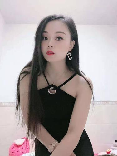 穿着性感的黑丝妹子，体质敏感，技术一流