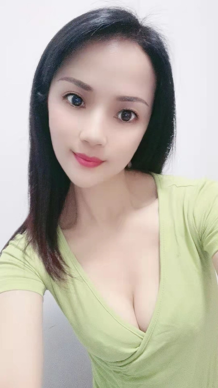 激情大波妹，深喉很爽，胸奴LY建议尝试