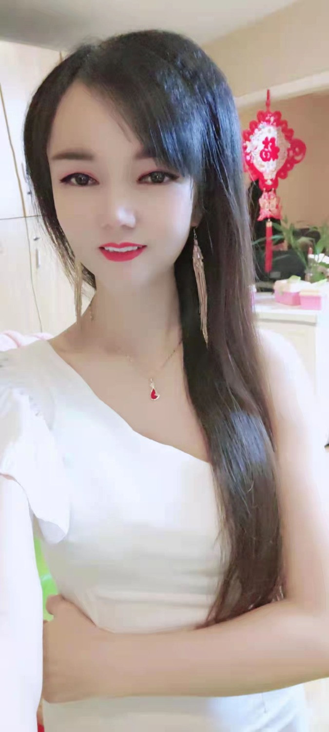 漂亮美少妇，纯天然的D+大波，乳头还粉粉的
