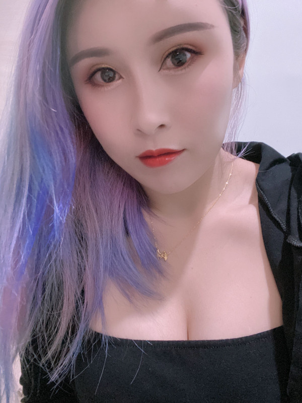 身材一流的翘臀妹子，大胸长腿，最适合后入