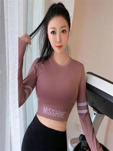 美女兼职大长腿，下面嫩水多