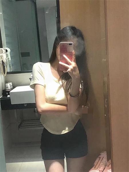 年轻妹子很妖艳，身材婀娜多姿，活还好