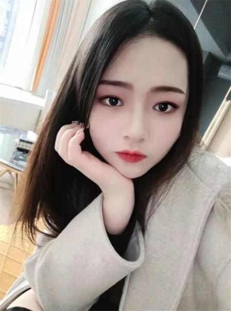  妹妹很温柔，很乖巧，给你恋人的感觉