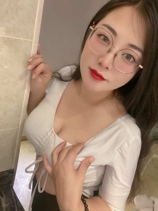 服务型美女，性感大胸，身材火辣，性价比高