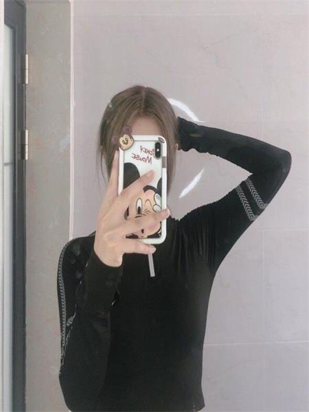 妹子肌肤雪白，性感尤物，口的舒服