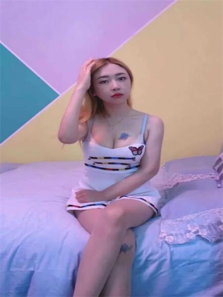 皮肤白嫩的少妇，胸很柔软