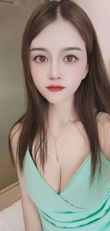 五官秀气小姐姐，乖萌可爱，骚气逼人
