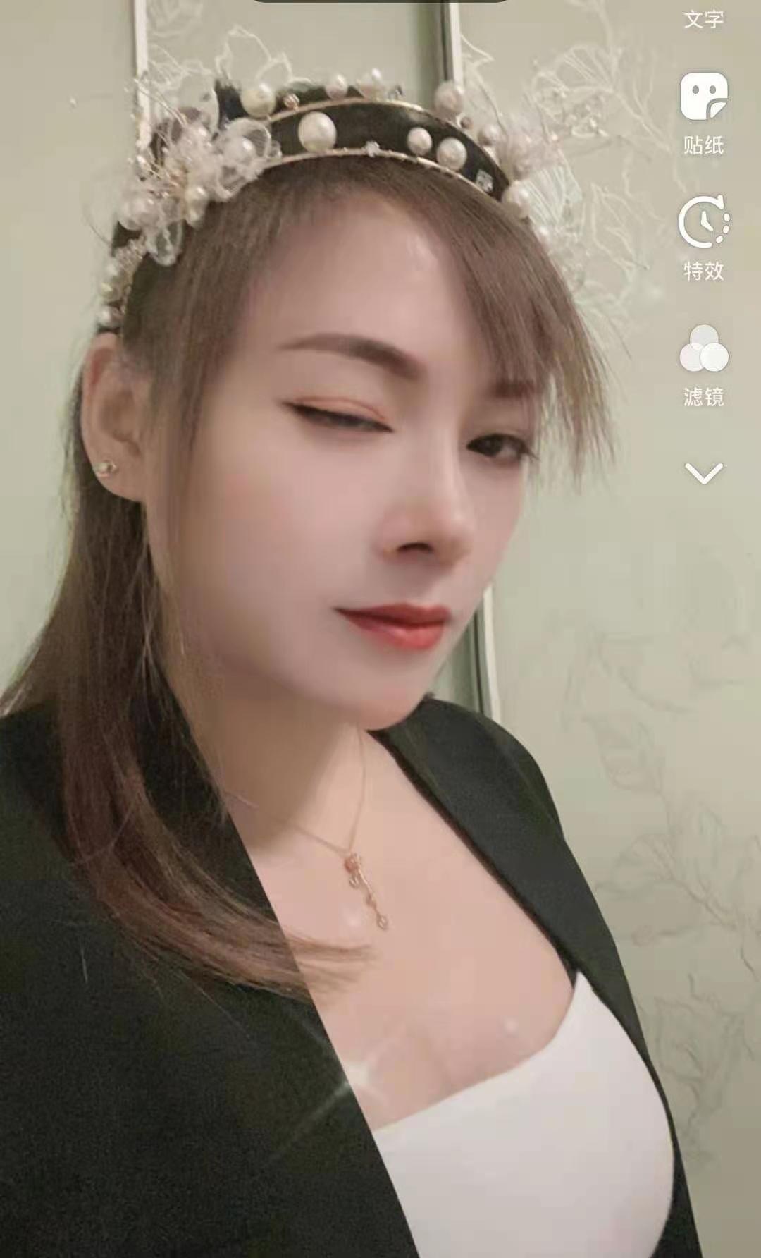 妩媚骚姐姐，胸大丰润，十分下火
