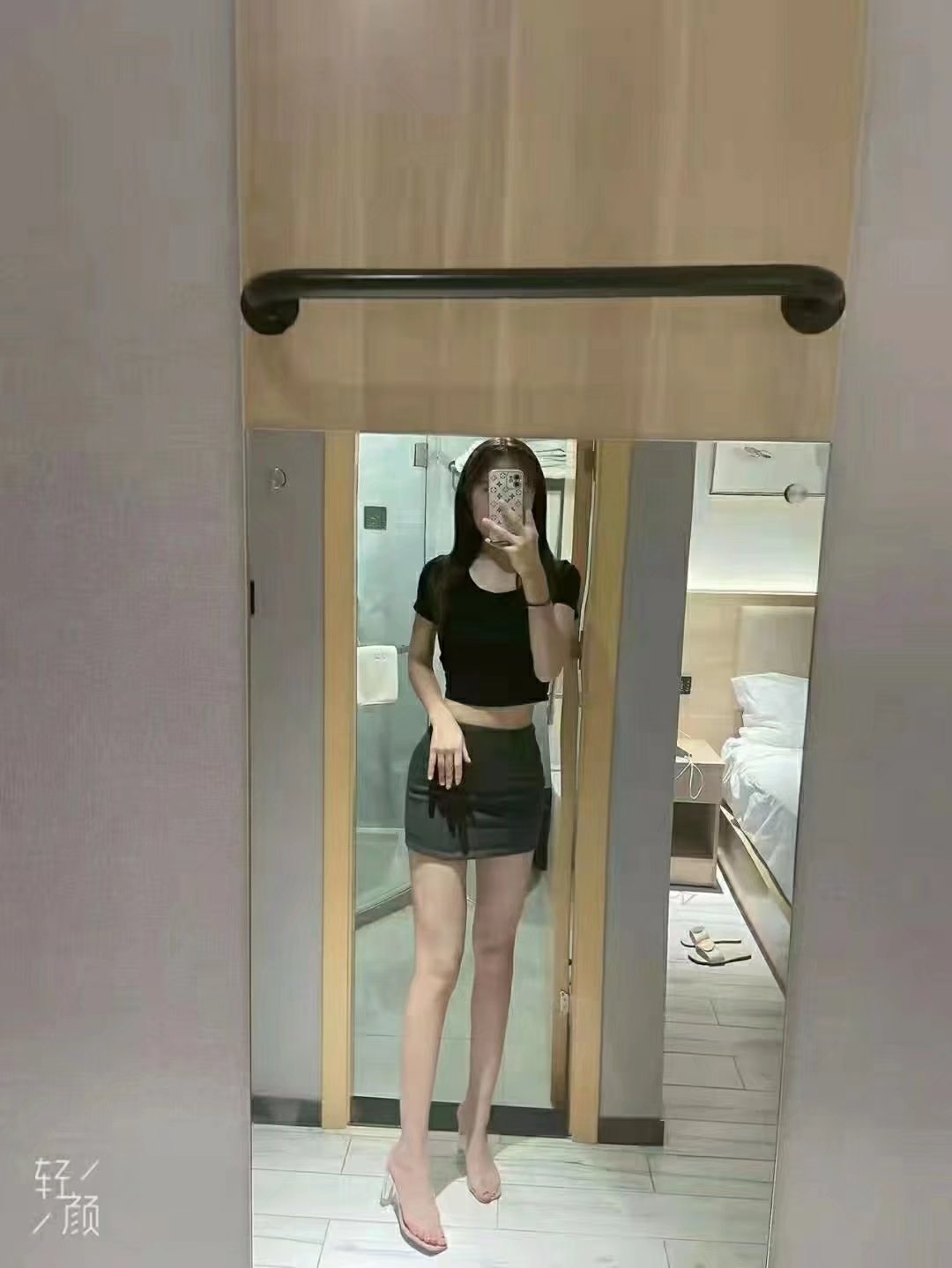 妹子极品身材，笔直的长腿，十分性感诱人