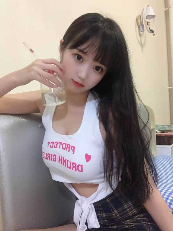 乖巧听话的妹子，身材火辣，抱着干更带劲