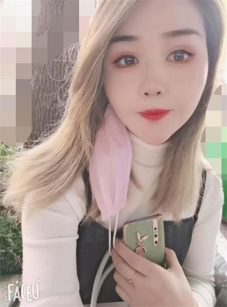 妹子特别白皙，皮肤摸着舒服，适合后入