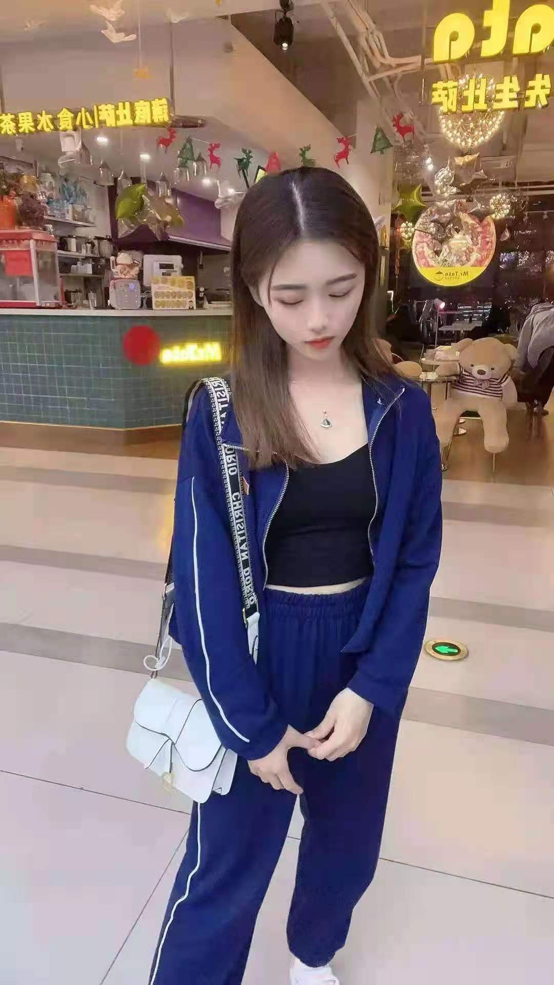 妹子年轻漂亮，身材好，可以约出来开放