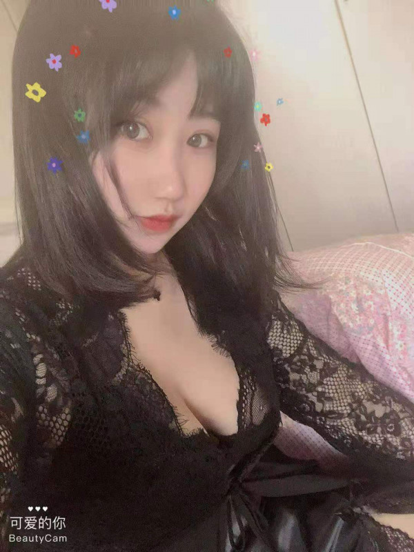 身材娇小的年轻妹子，胸器惊人