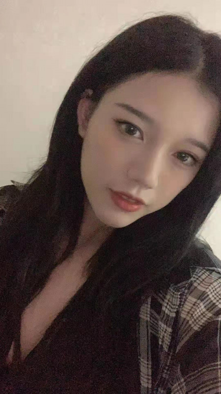 妹子很骚，水也多，一直抱着你抓你