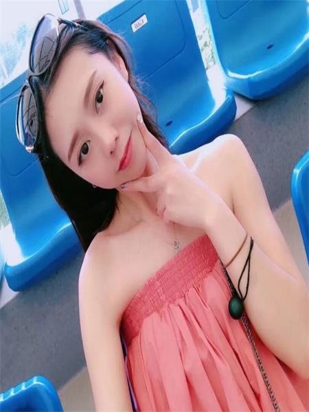 腿控福利，纤细大长腿，还是个小腰精
