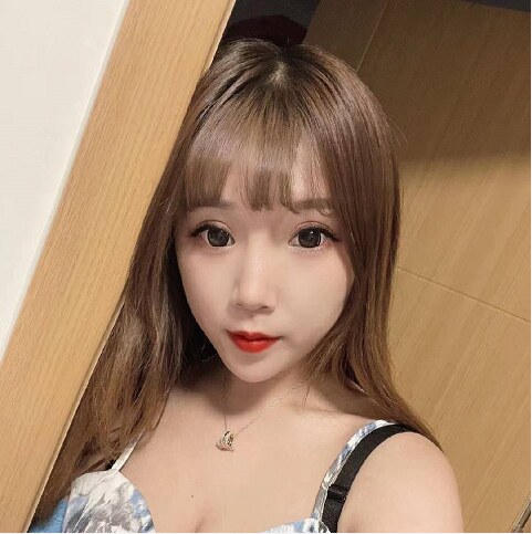妹子身材高挑，舌吻很主动