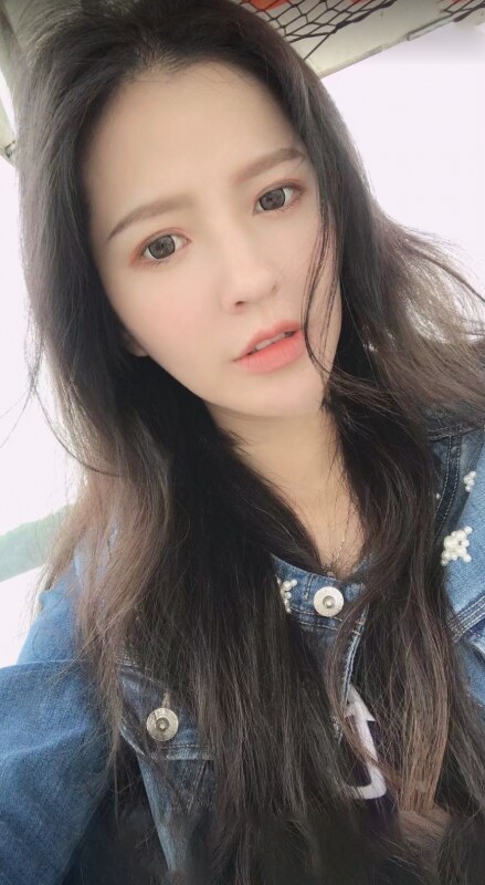 妹子很主动，进门就扒衣服，骚的很