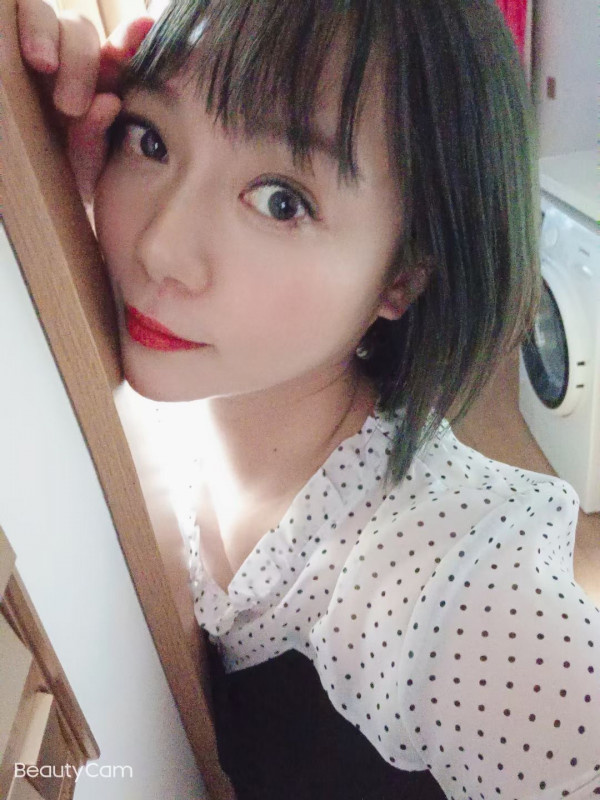 皮肤白，性格很好，可撩，有女朋友的感觉