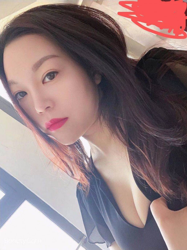 肤白胸大翘臀妹，逼肥水多，服务好