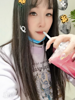 漂亮小美女肤白貌美