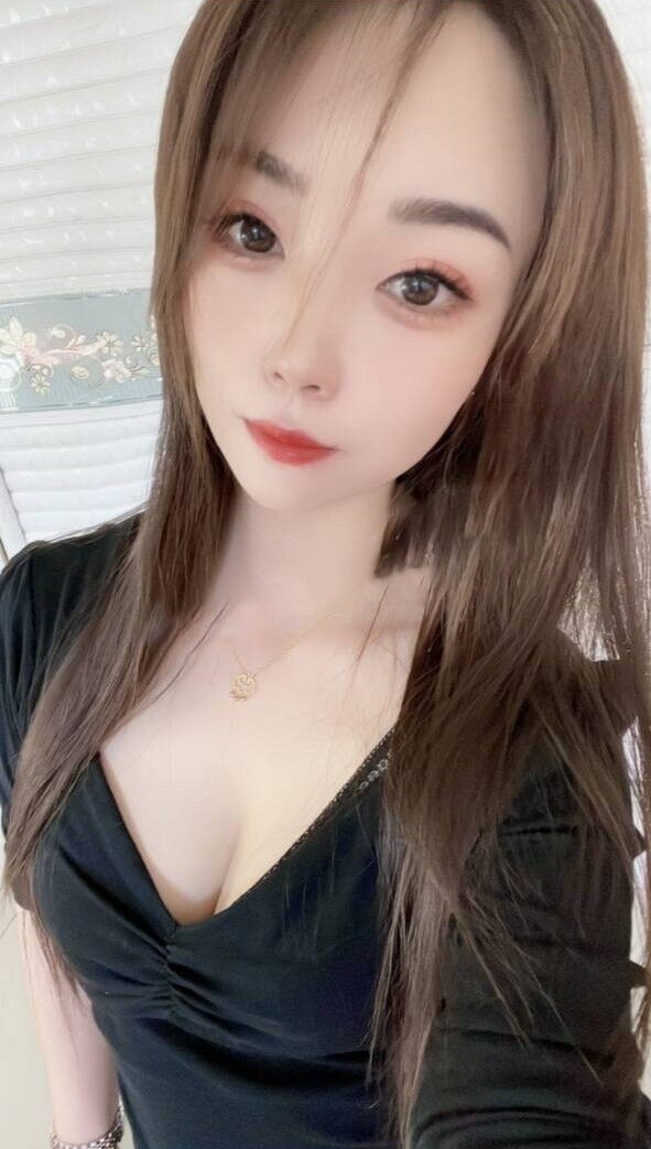 漂亮妹子见面就给你脱衣服，感觉真的很不错