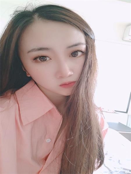 颜值肤白嫩妹，长相甜美，最重要的是嫩紧润